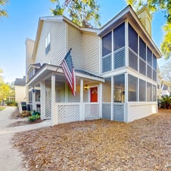 Stylish dog friendly, ground-floor getaway with pool, washer/dryer, & AC